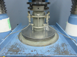 写真1　圧縮強度及び静弾性係数試験状況