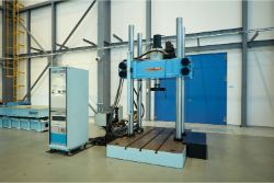 500kN疲労試験機