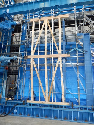 試験状況全景(筋かい耐力壁)